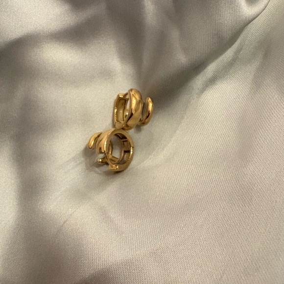 Elegant Gold Hoop Earrings - Picture 5 of 7